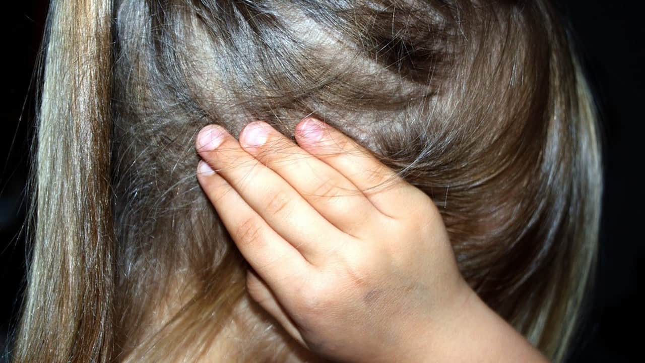 Un uomo violenta e strangola una bambina di 6 anni