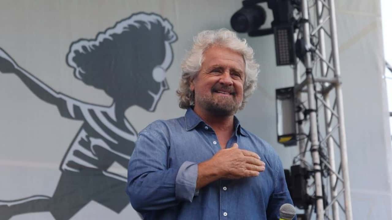 Beppe Grillo ritorna su Rai2 in prima serata: scoppiano le polemiche
