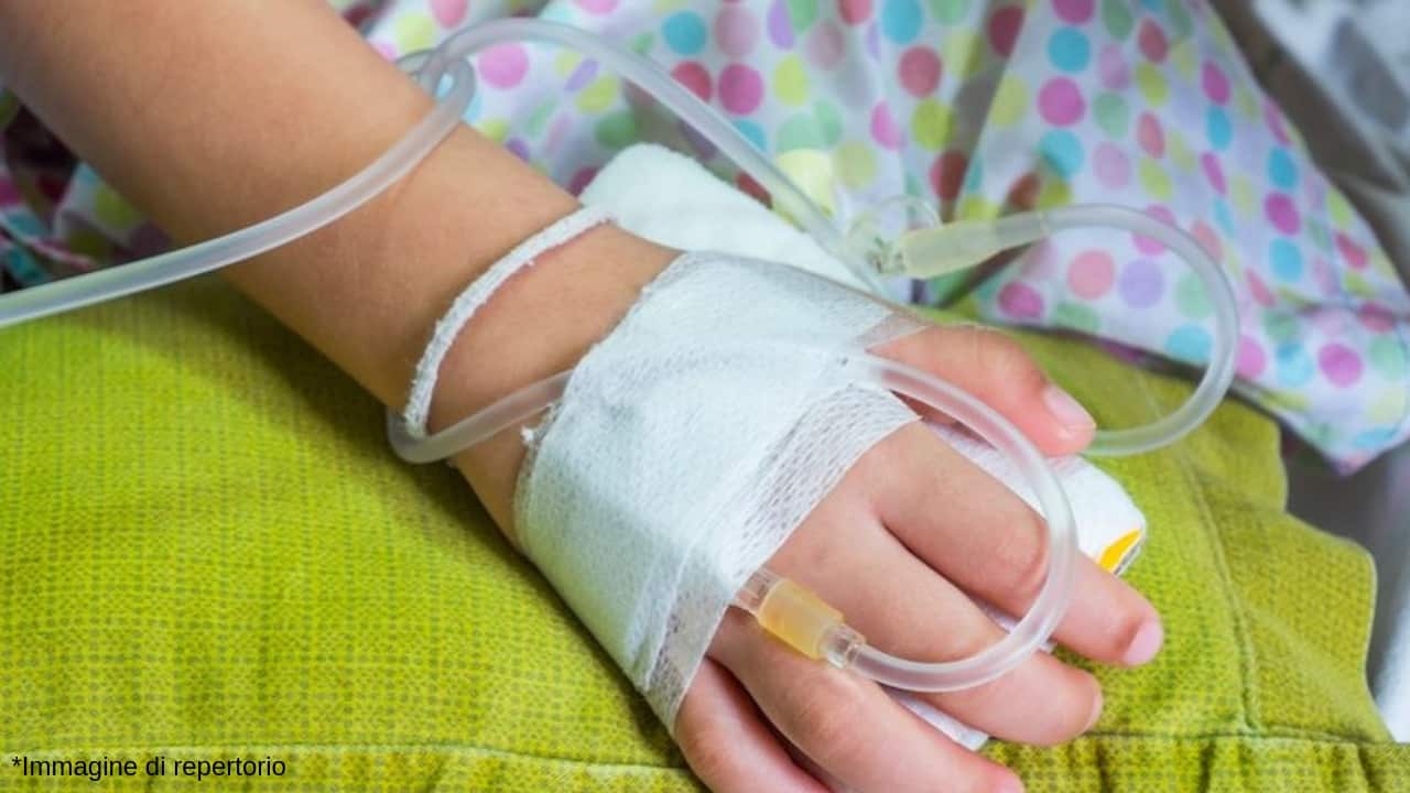 Una bimba di 3 anni ha iniziato a mangiare da sola grazie ad un'operazione all'esofago