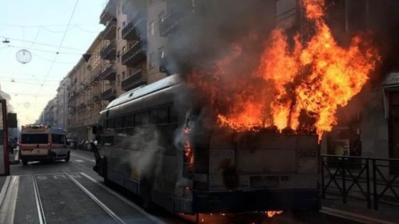 bus in fiamme a Torino
