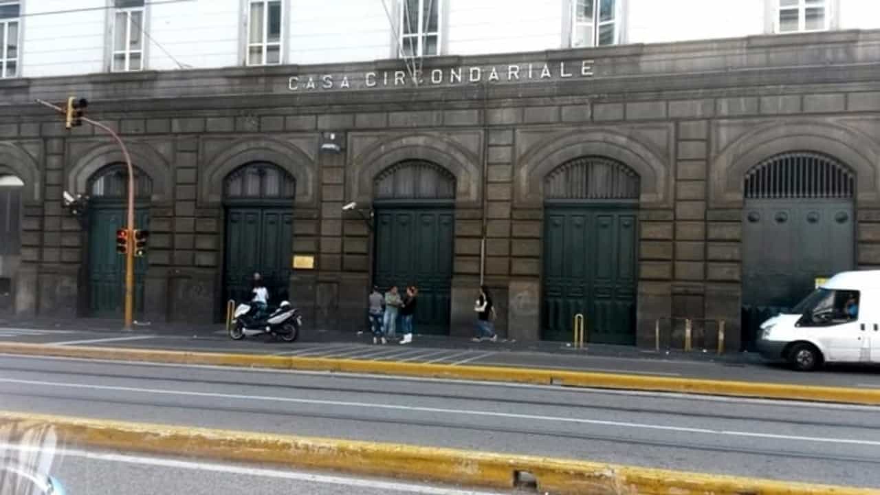 un detenuto ha ingoiato un cellulare