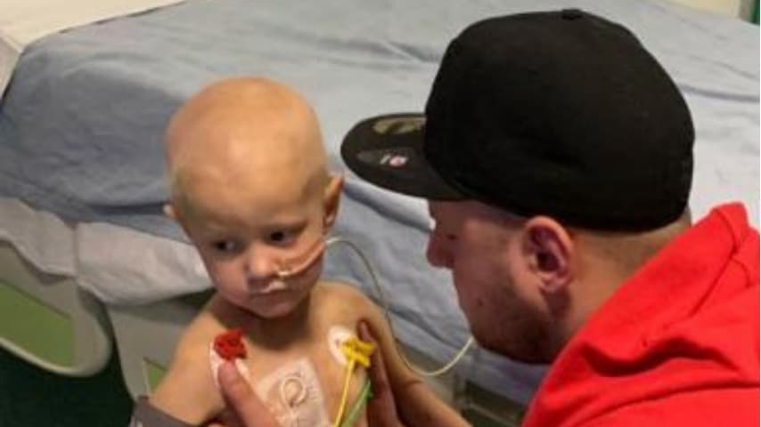 La piccola Cayla sta lottando contro il cancro