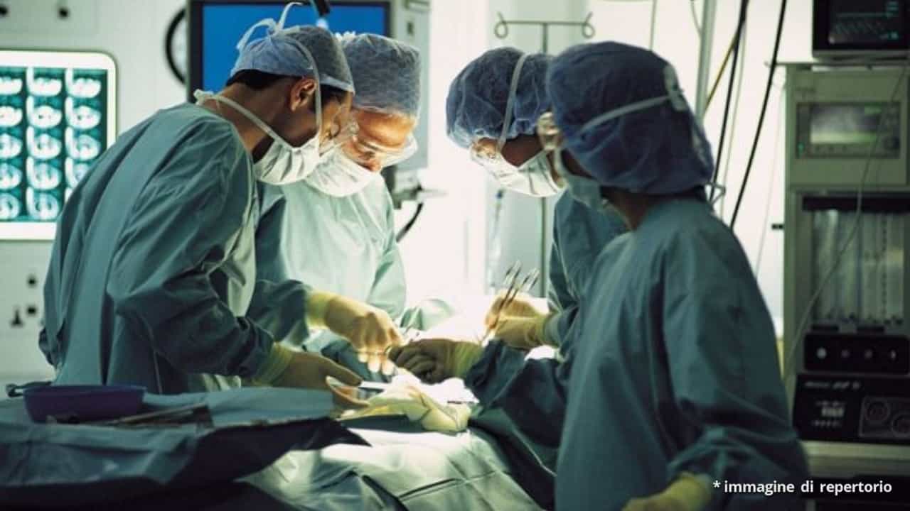 Chirurgo sbaglia paziente: lo opera e gli asporta rene per errore