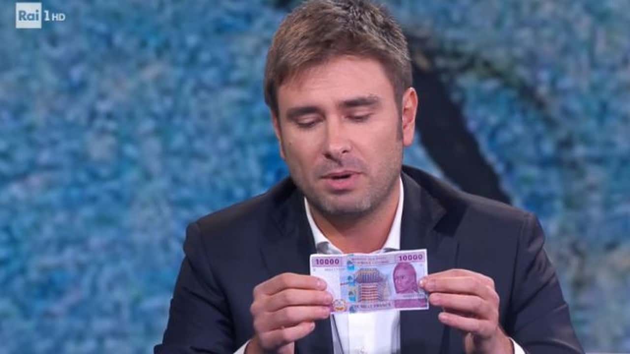 Di Battista strappa banconota francese