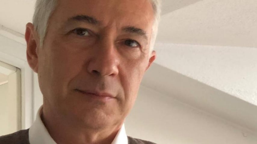 Il preside non cancella la scritta omofoba contro di lui dal muro