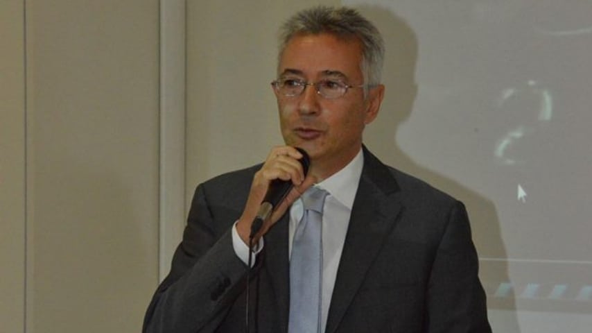 Il preside che ha insegnato ai suoi studenti che "gay" non è un insulto