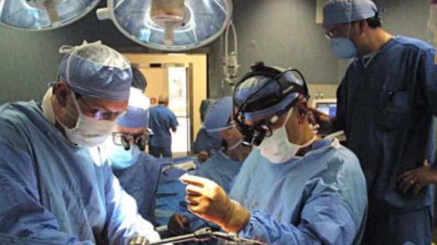 I medici ricostruiscono l'esofago di una bimba affetta da malformazione