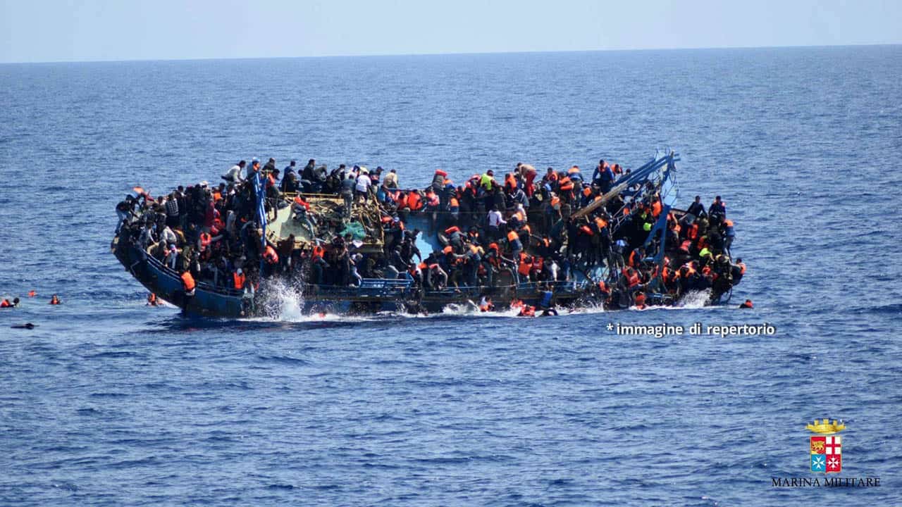 Barcone con 100 migranti in avaria: la Libia invia i soccorsi