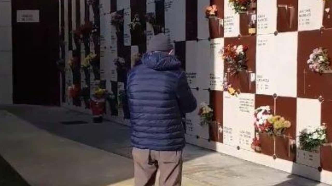 Suona la tromba al cimitero: il dolce gesto per la moglie che non c'è più