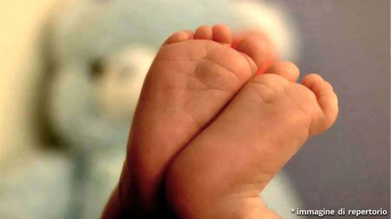 Trovata senza vita una neonata abbandonata in un parcheggio dentro una busta di plastica