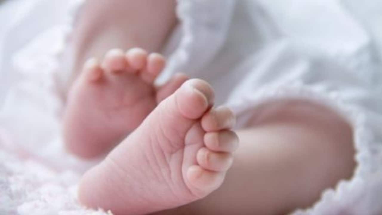 Una neonata è morta per l'incuria dei genitori