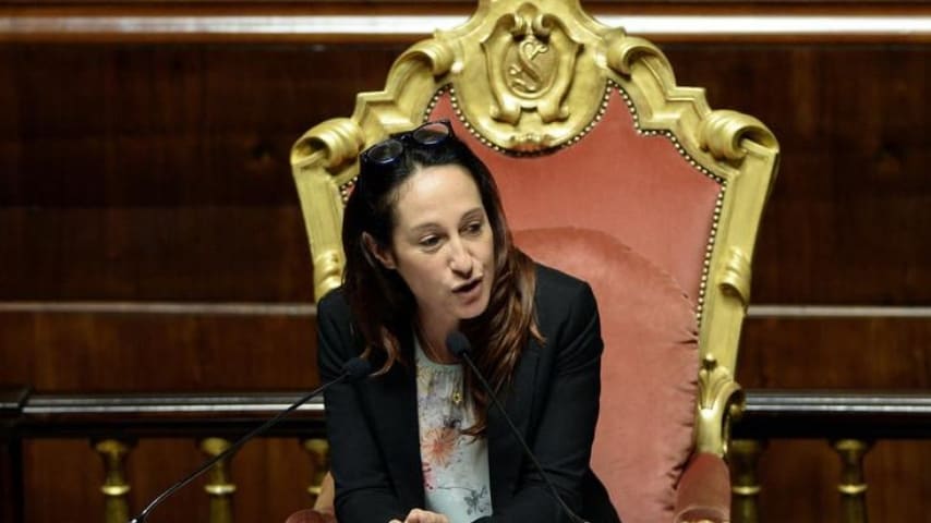 Paola Taverna: la madre dovrà lasciare la casa popolare