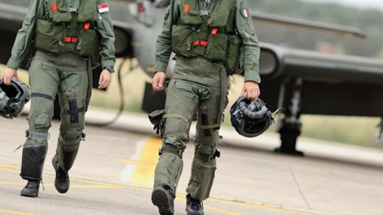 Pilota militare supera la prova di volo: botte e abusi dagli altri ufficiali