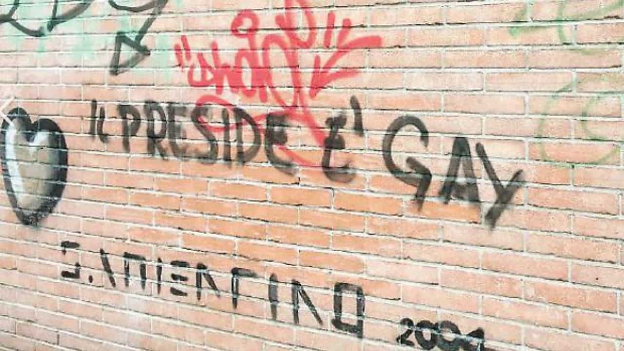 "Il preside è gay", lui non la cancella e stupisce tutti