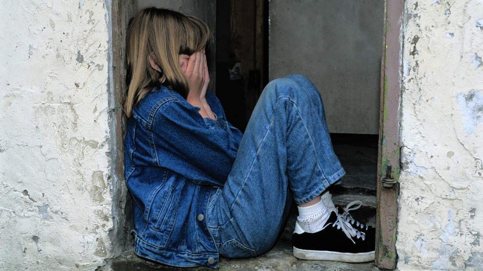 Poliziotto ritrova ragazza e poi abusa di lei
