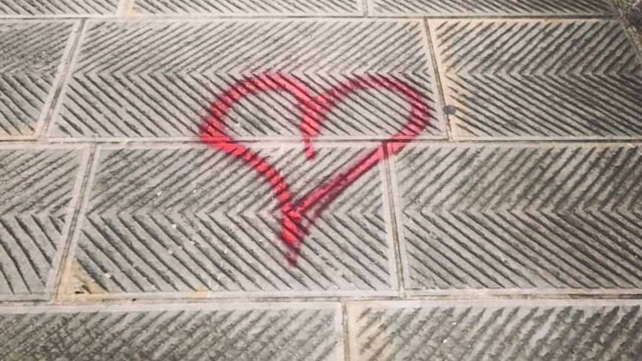 Firenze, bacchettata social del sindaco per un graffittaro "romantico"