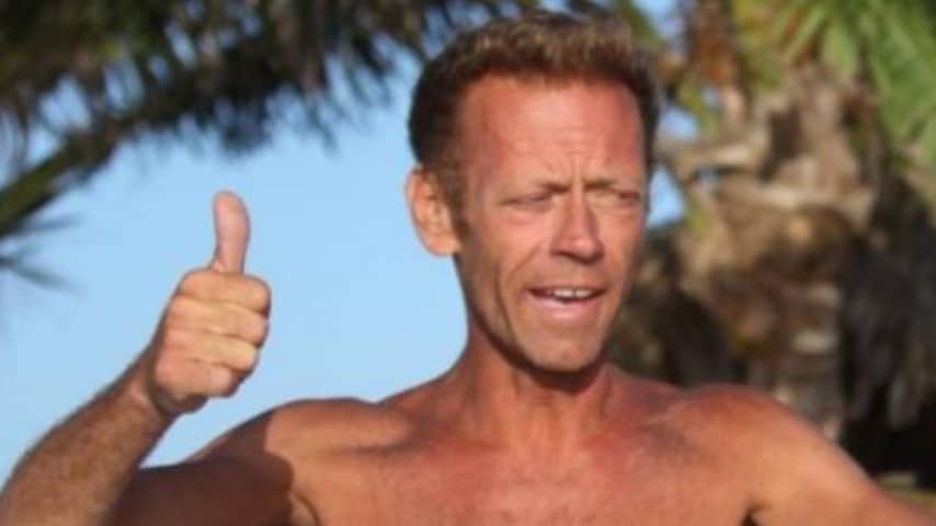 Rocco Siffredi nei panni del naufrago dell'Isola dei Famosi.