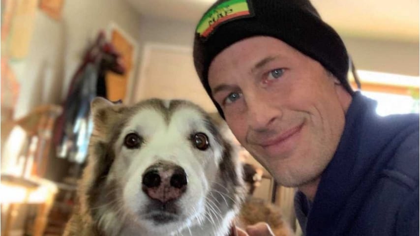 Ryan Arens con il suo cane Hara. Foto: Ryan Arens