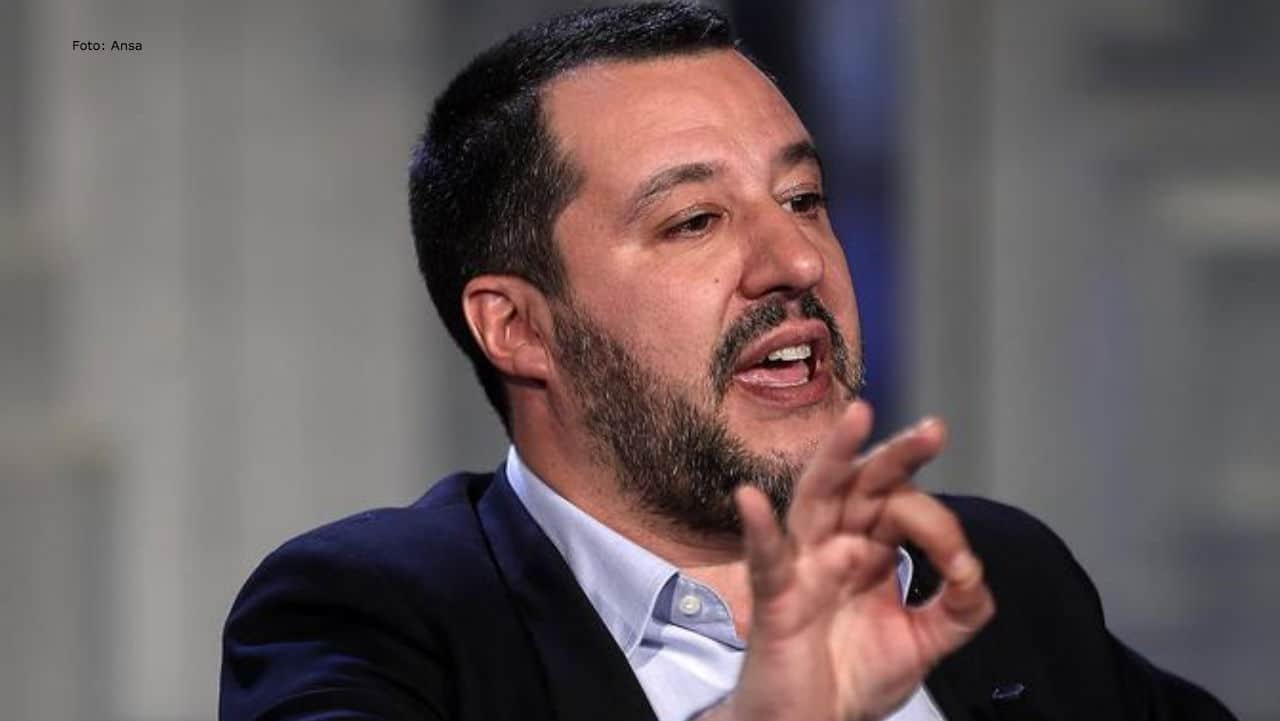 Morto ammanettato dalla polizia: le testimonianze e l'attacco a Salvini