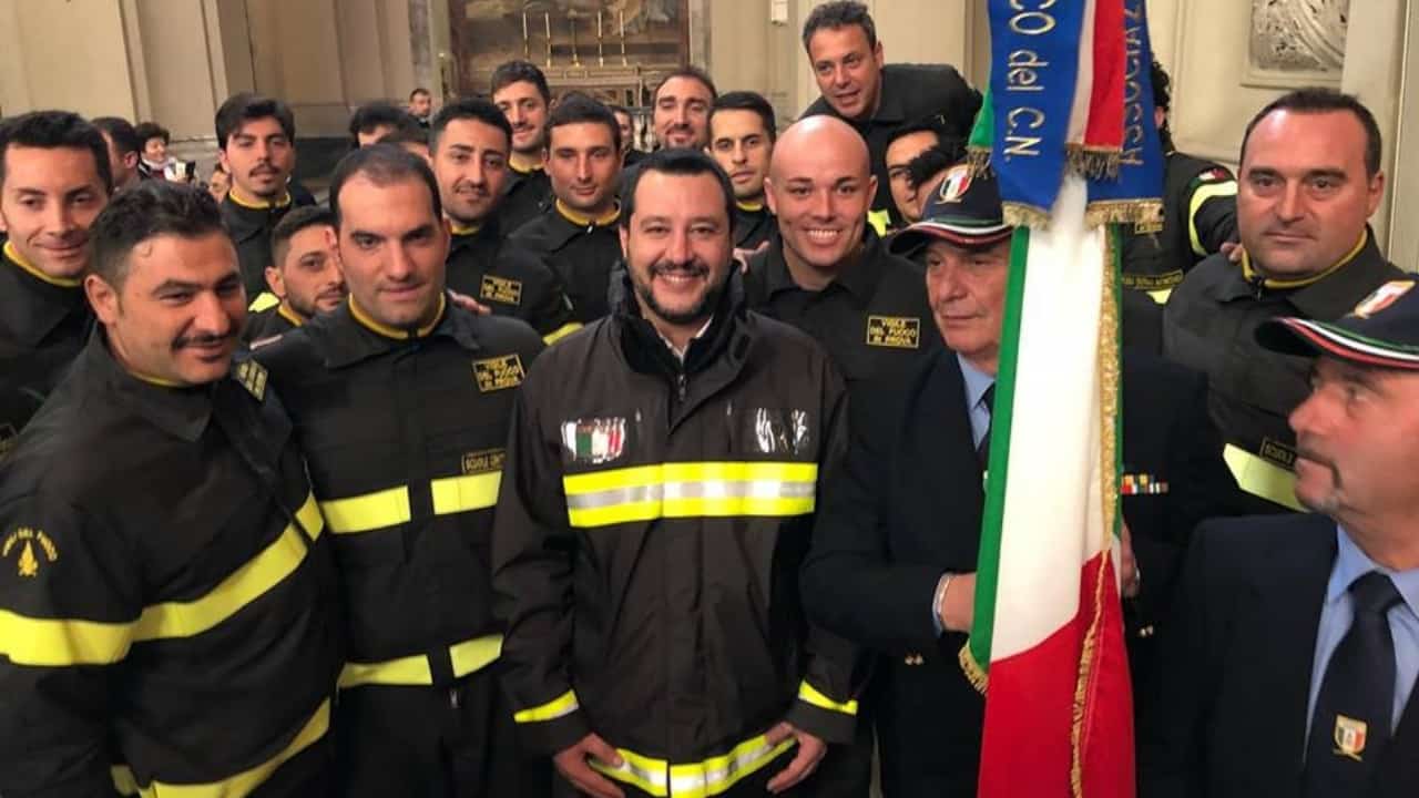 Vigili del fuoco contro Matteo Salvini per uso "abusivo" della divisa