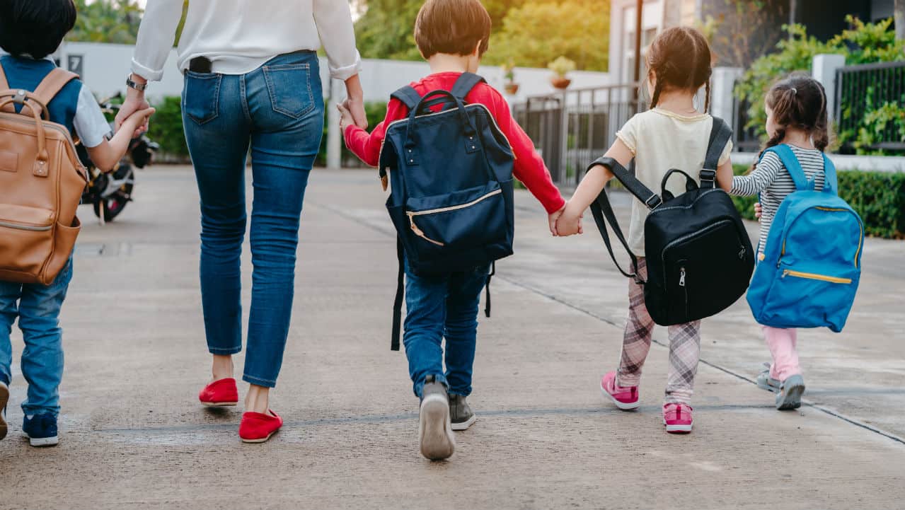 Torna la disciplina a scuola: dare del lei al prof e alzarsi quando entra