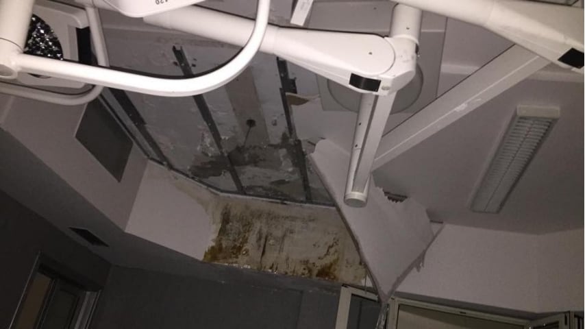 Il controsoffitto è crollato nell'ospedale San Giovanni Bosco di Napoli