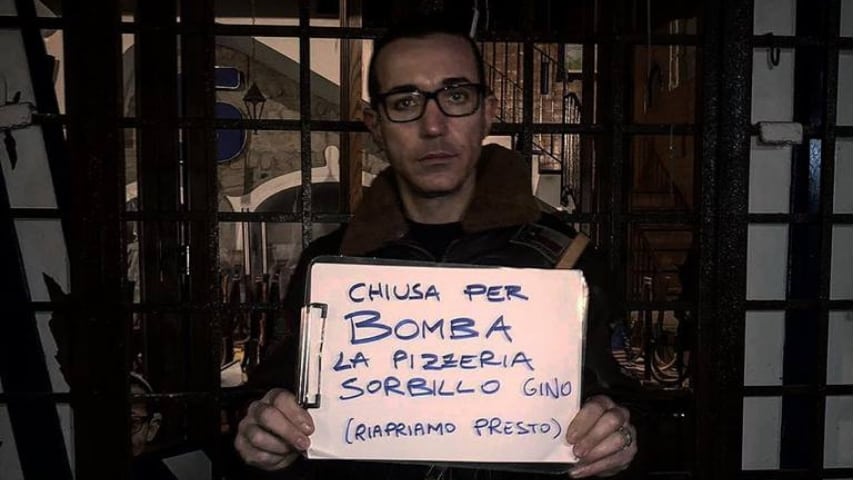 Attentato Pizzeria Sorbillo: l'uomo che ha pizzato la bomba ripreso in un video