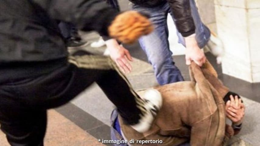 Aggressione con accetta a Torino: panico tra i passanti