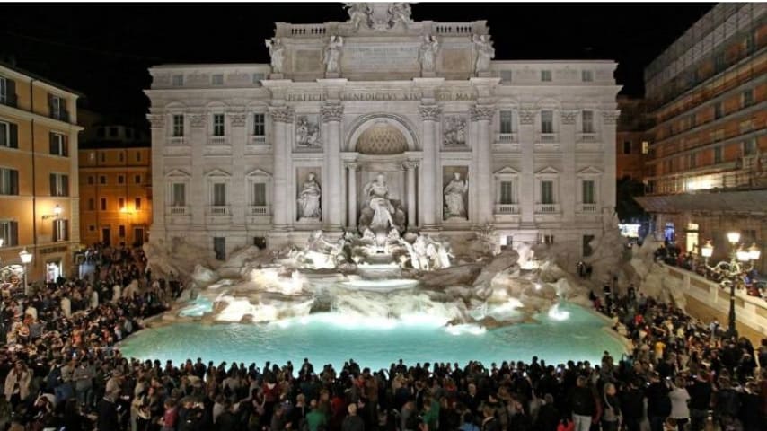 La Fontana di Trevi piena di turisti