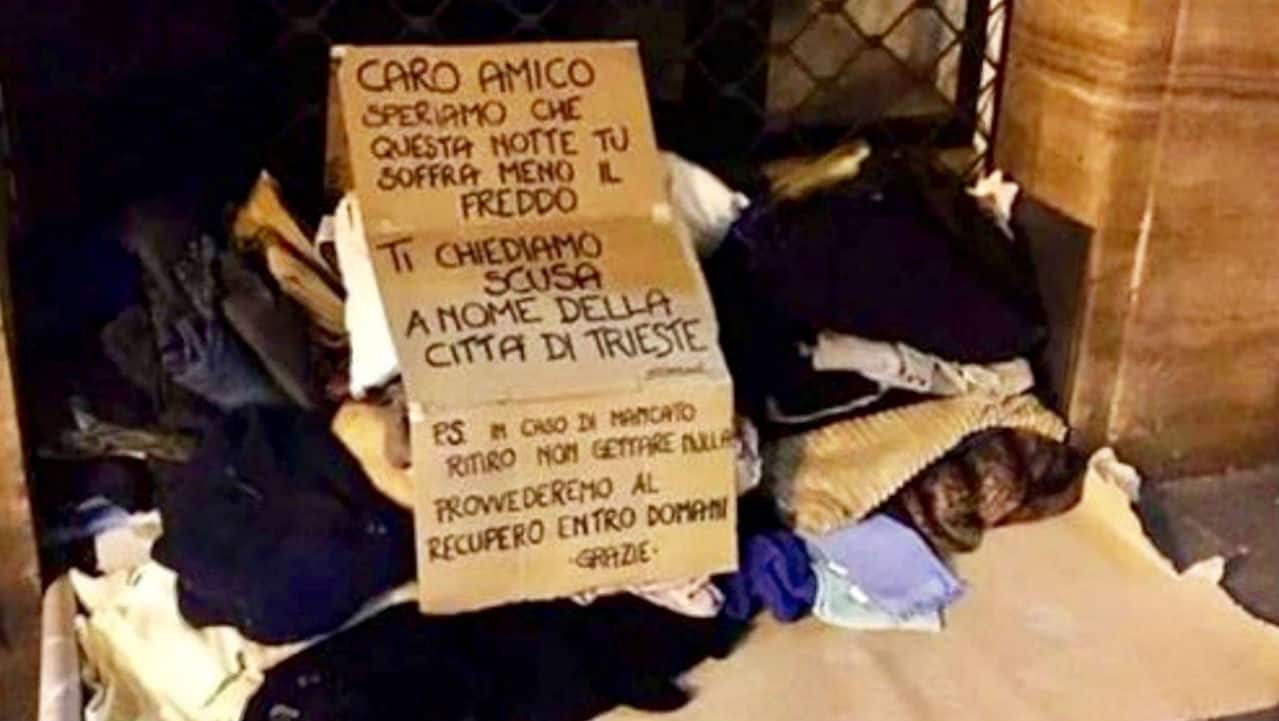 Trieste: vicesindaco butta le coperte di clochard, cittadini le riportano