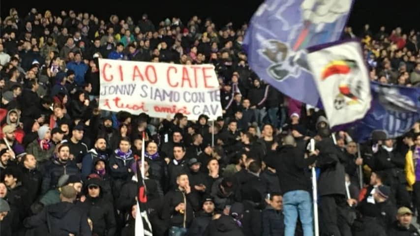Anche allo stadio Franchi di Firenze, in curva Fiesole, è comparso uno striscione per Caterina Morelli. Immagine: Gabriele Toccafondi/Facebook