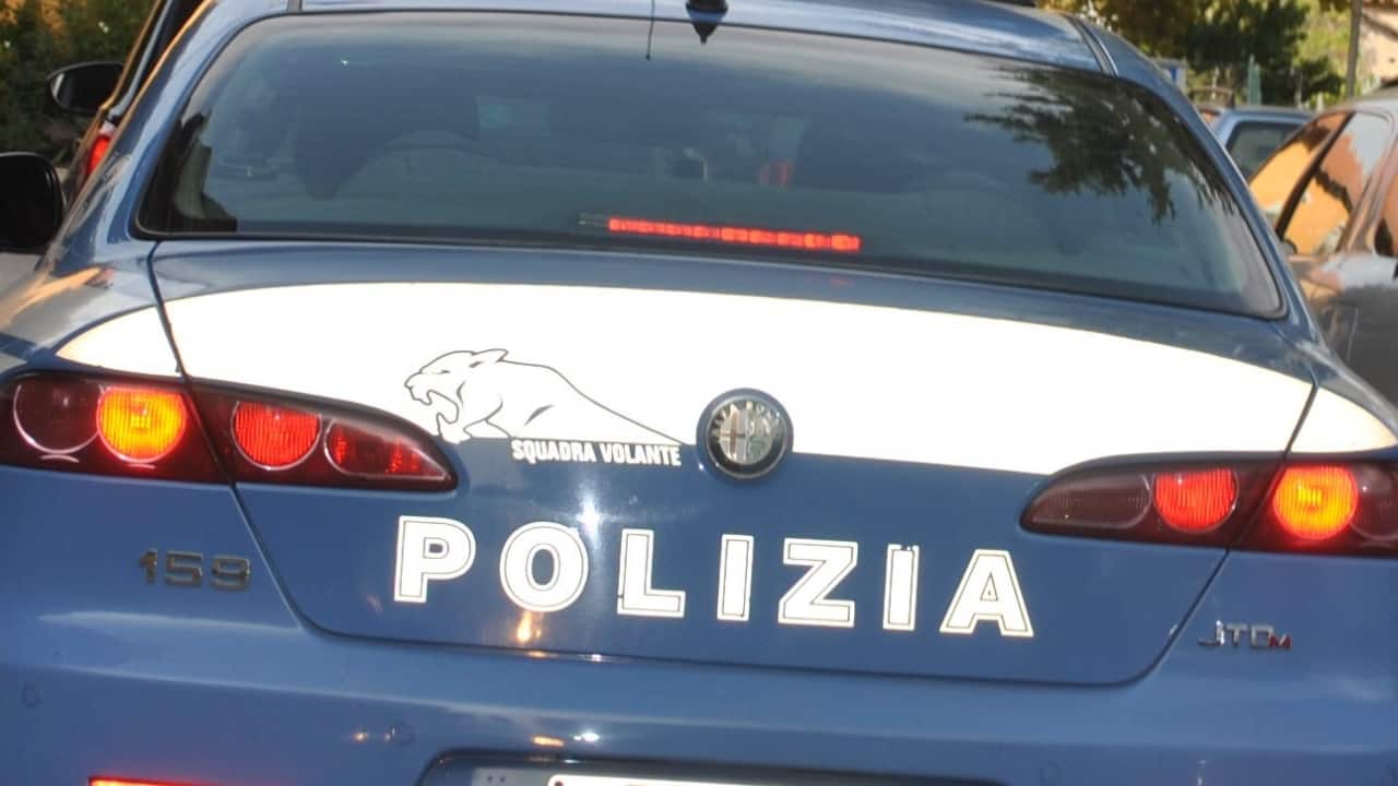 Autobus si schianta contro auto polizia