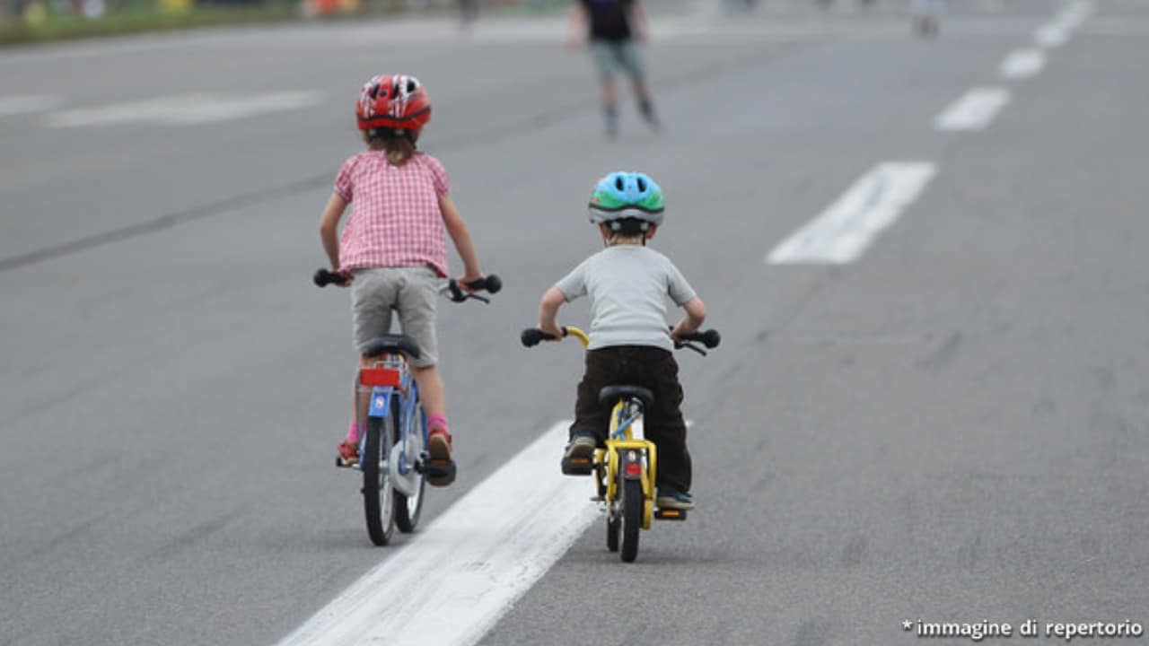 Bambini in bicicletta