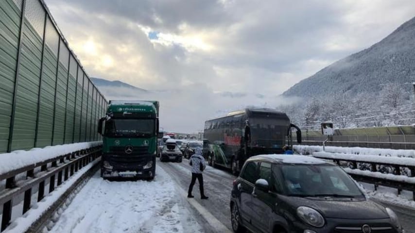 Bloccati da 12 ore in autostrada al freddo ansa