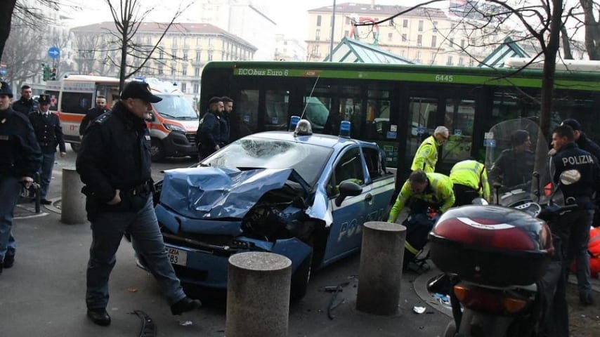 L'autista ha perso il controllo del mezzo, andando a schiantarsi contro le auto ferme. Si ipotizza un malore Credits ANSA