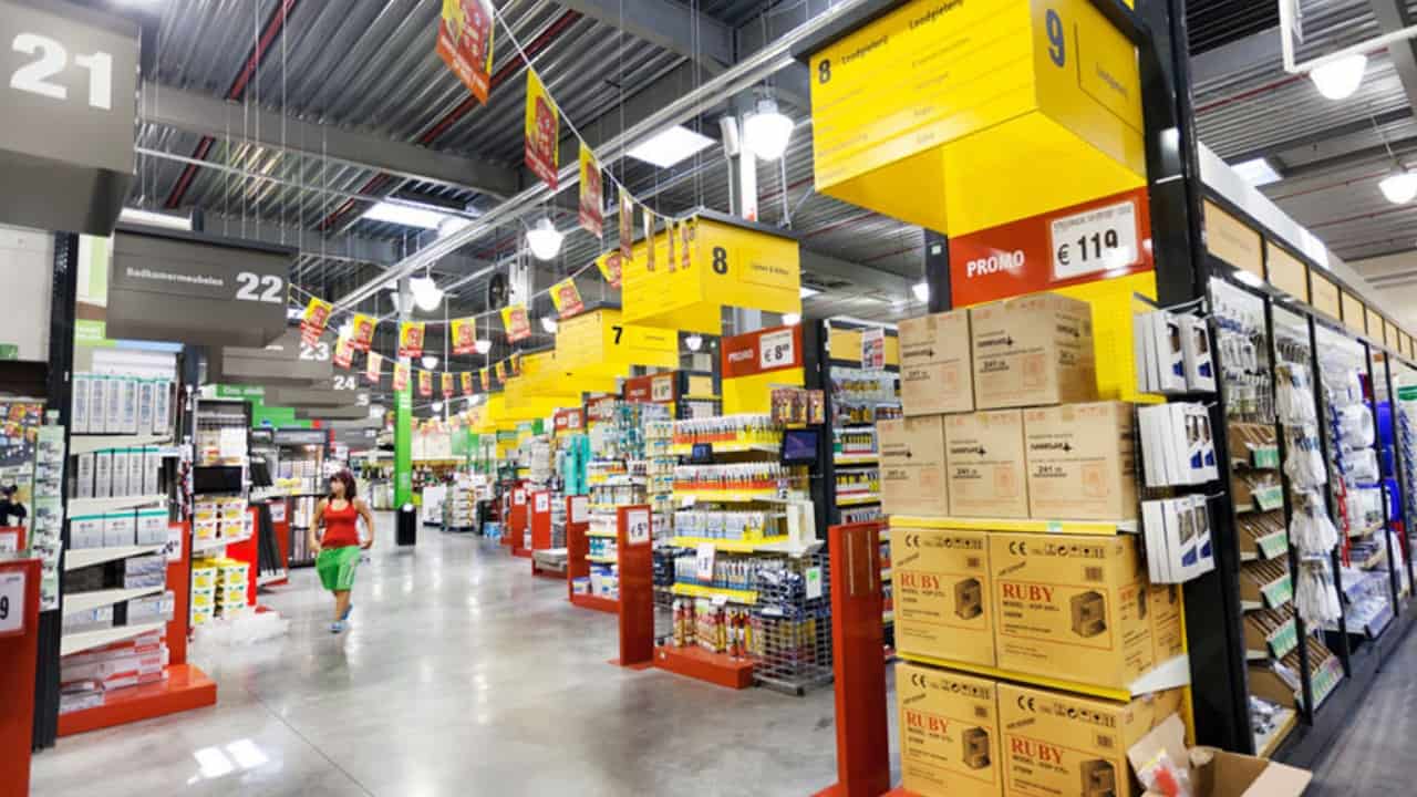 Cassiera sotto ipnosi consegna 1500 euro a una coppia. È caccia ai ladri