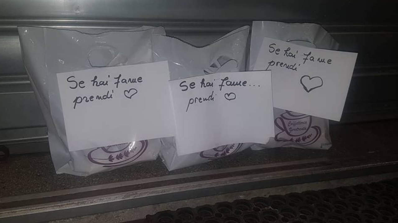 Barista dona sacchetti con cibo ai senzatetto