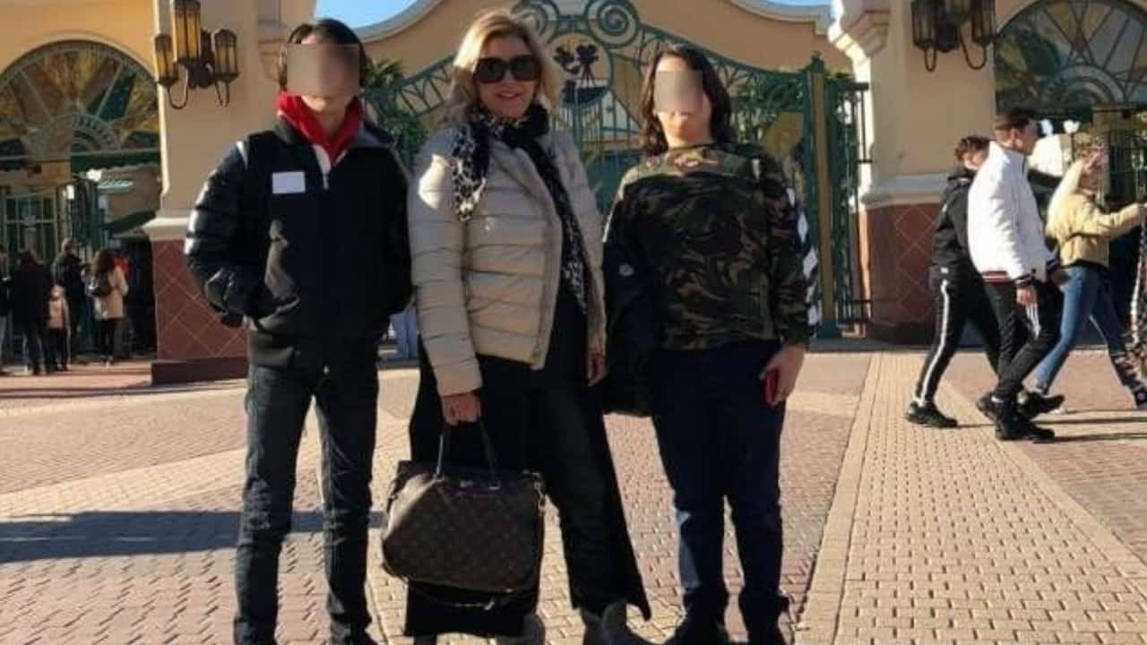 Tina Cipollari a Parigi in vacanza con i figli, sui social insulti ad uno di loro