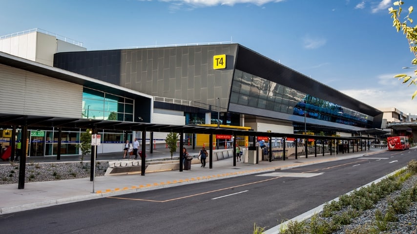 La attende all'aeroporto con un cartello