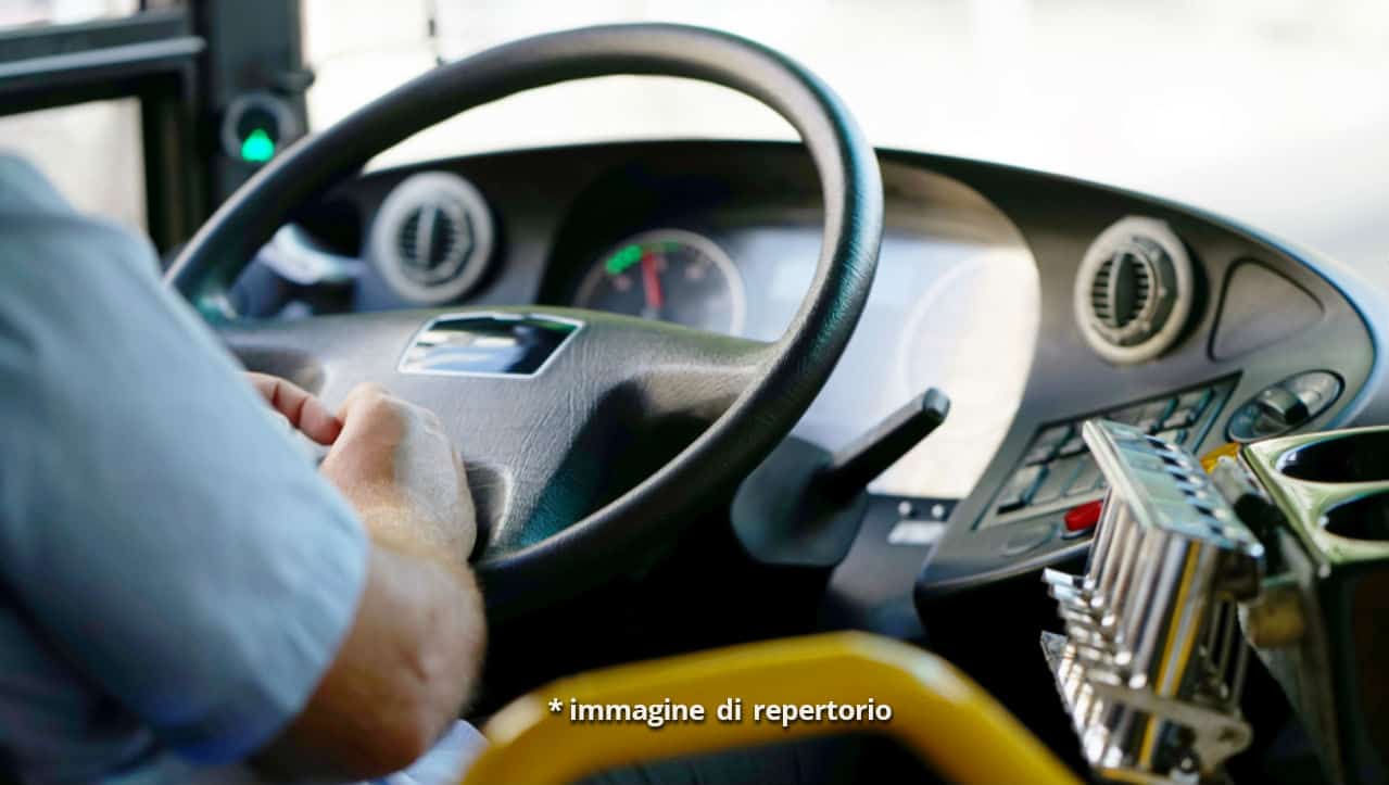 Autista dell'autobus salva ragazza che stava tentando il suicidio