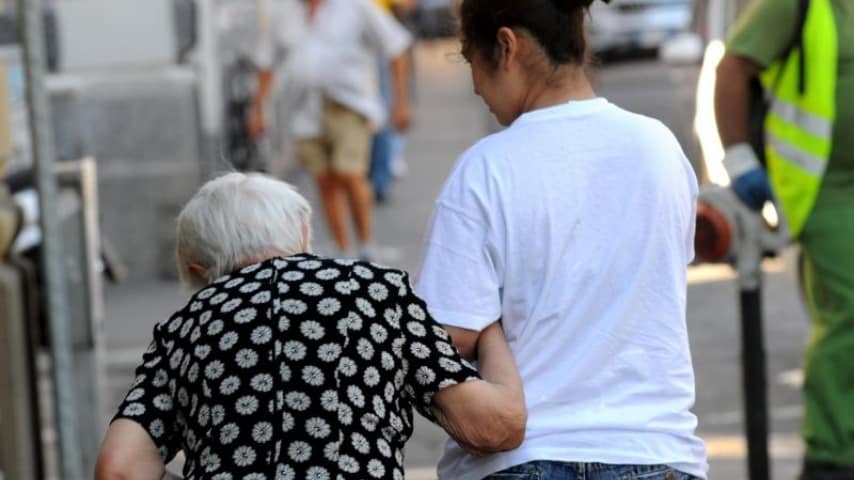 badante arrestata a Napoli per aver torturato 90enne