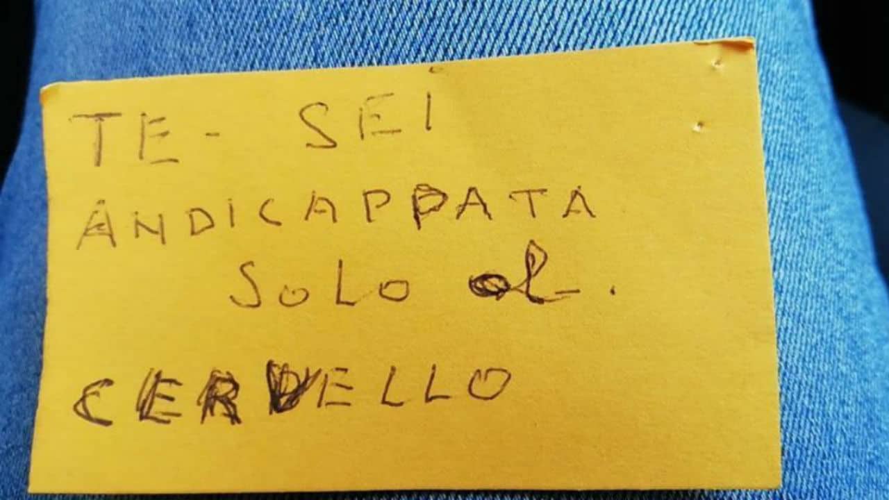 Occupa il parcheggio per i disabili e poi insulta la mamma di una bimba con grave disabilità