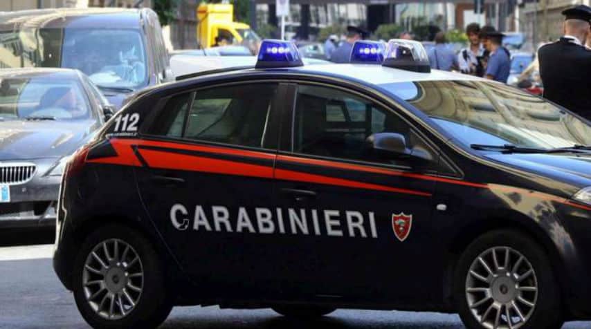 macchina dei carabinieri 