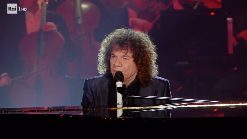 Riccardo Cocciante canta Bella al pianoforte