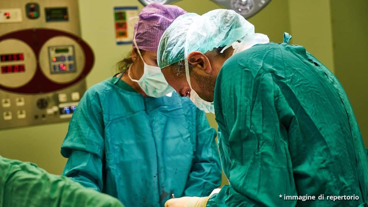 Falso chirurgo si spaccia per medico di fama internazionale