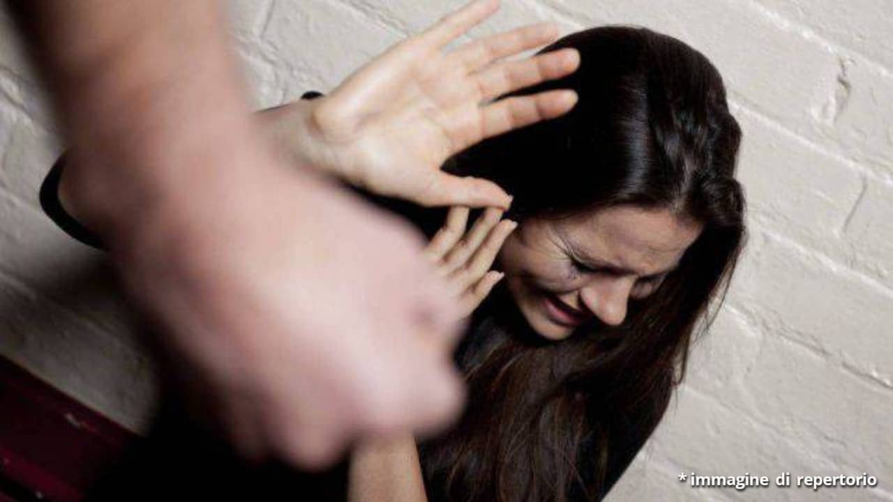 Le rompe una gamba e poi anche l'ingessatura: arrestato