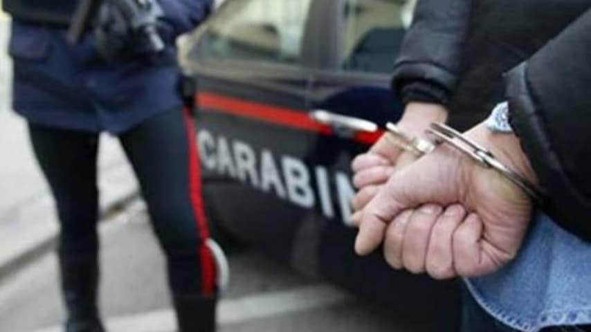 Le spacca una gamba e poi le rompe anche il gesso: ora è in carcere