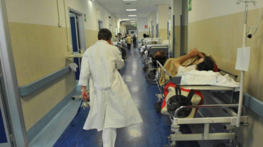 Caserta, 48enne picchia la compagna fino a spaccarle la gamba e poi le rompe anche il gesso