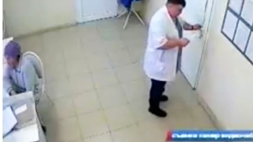 Il finto medico in azione, ripreso dalle telecamere di sicurezza dell'ospedale
