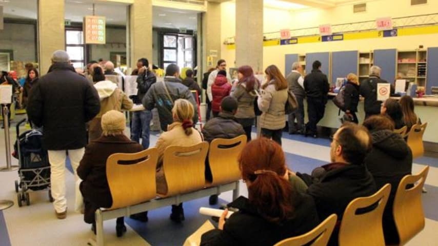Impiegato delle Poste ruba soldi ai clienti anziani e scappa